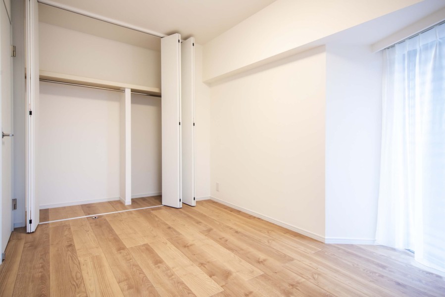 洋室1のクローゼットです。間口が広くたっぷり収納できます。また、ハンガーパイプや枕棚を活用して効率良く収納できそうです。