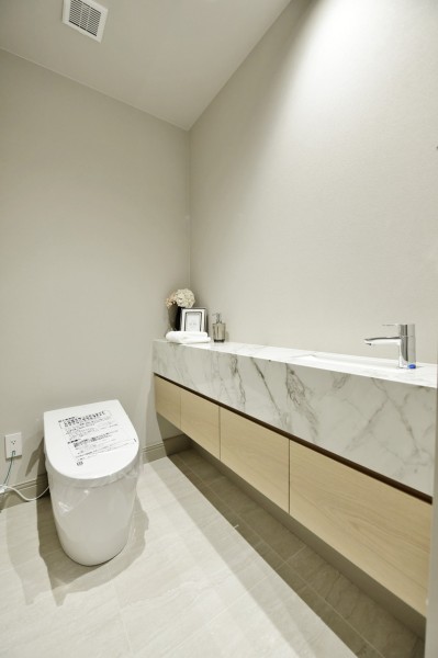 TOTO製ウォシュレット付トイレ新規交換済みです。手洗いカウンターを設置していますので、ゲストや家族も気兼ねなく使用できます。タンクレストイレですっきりとした空間です。