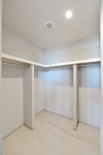 洋室1には大容量のウォークインクローゼットを設置しています。ハンガーパイプに枕棚を備え付け、季節もののアウターやアウトドア用品、小物類などもたっぷり収納でき、居室を広々使えます。
