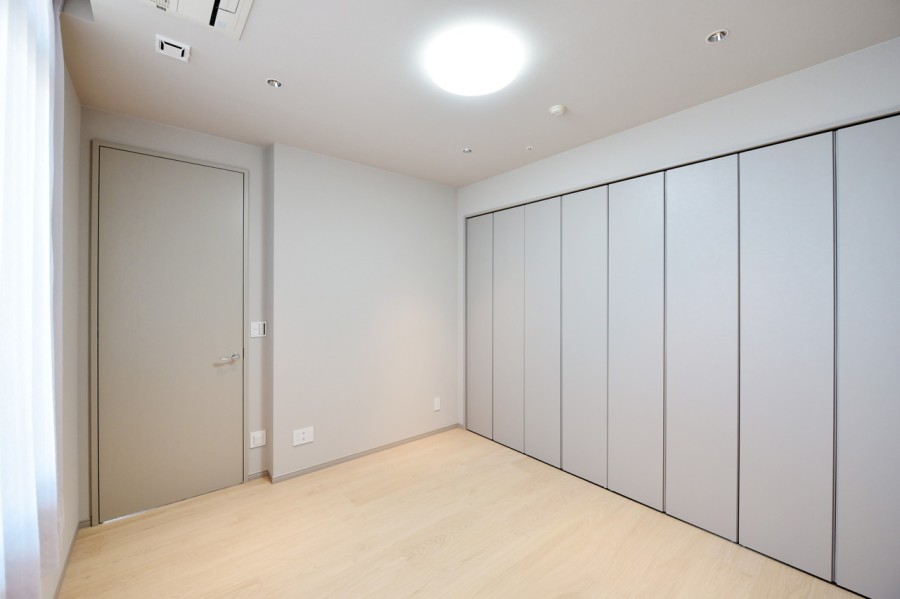 洋室2（約6.9帖）は大きな窓から優しい光が差し込むプライベートスペースです。壁一面のクローゼットを備え付け、衣類から小物類までたっぷり収納できます。