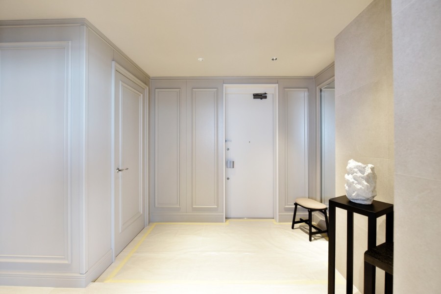 宮殿を連想させるオーダーメイドのオリジナル建具を採用しました。リビングや各居室まで家族やゲストを優雅に誘います。廊下にもたっぷりの収納を設置しましたので、スッキリとした空間を保てます。