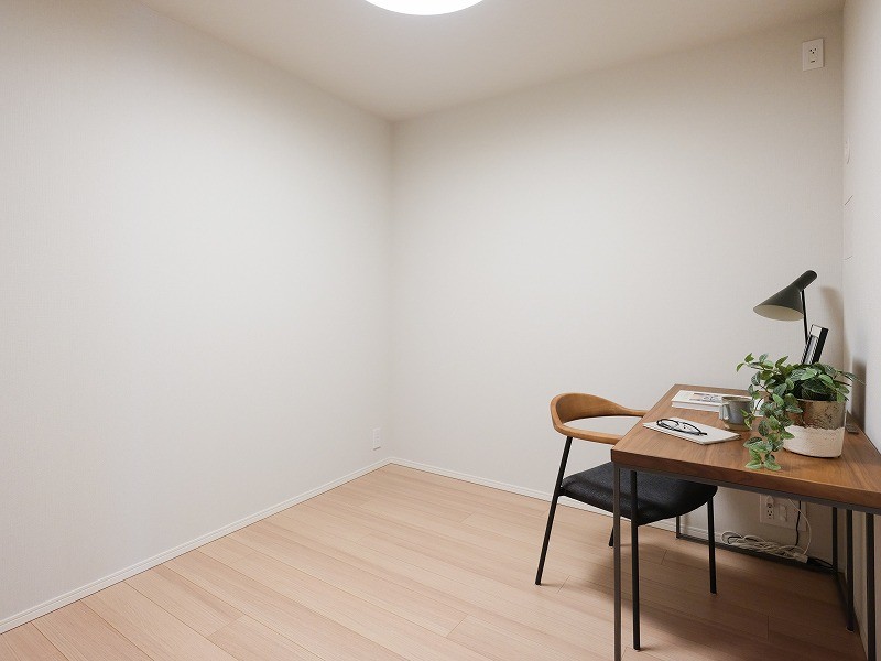 約4帖の洋室3はテレワークやちょっとした作業スペースにもぴったりなお部屋です。洋室2と同様にクローゼットが備わっています。