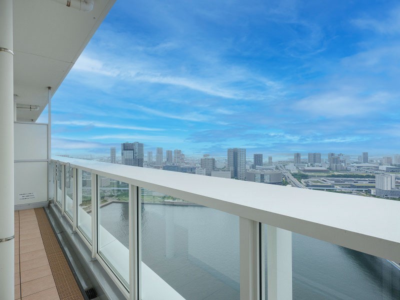 45階部分につき陽当たり、眺望ともに良好なバルコニースペースです。東京湾に面した開放感溢れる空間で、心ゆくまでリフレッシュタイムをお楽しみいただけます。