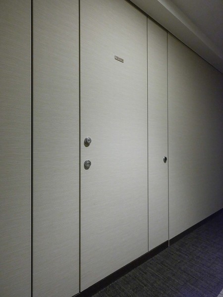 玄関を出たすぐそばにはトランクルームがございます。居住空間への圧迫を気にすることなく、たっぷりと収納いただけます。