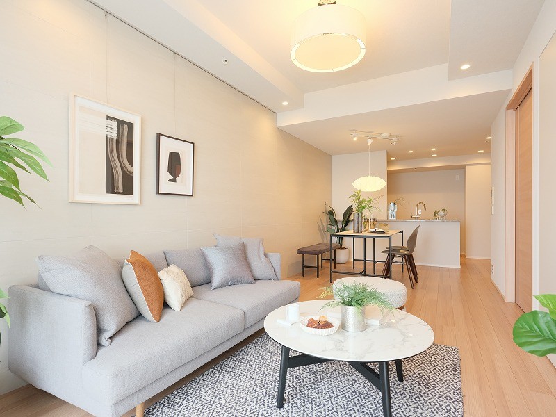 約18.6帖のLDKには南向きの窓からの陽光が降り注ぎ、穏やかで心地よい住空間が広がります。リビング部分には床暖房が敷設されているため、通年快適な温度を保ちながらお過ごしいただけます。