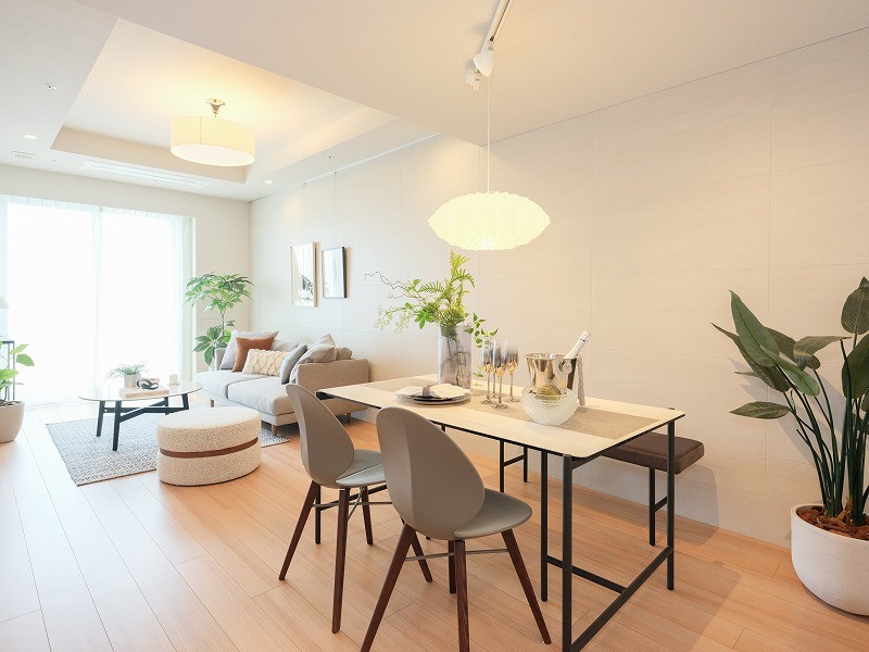 木のぬくもりを感じるフローリング材や、どんなインテリアともなじみやすいホワイト基調の内装のお部屋です。上質感漂う、伸びやかで気品溢れる住まいに仕上げました。