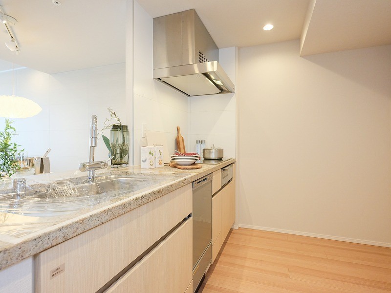 重厚感のある石調トップのシステムキッチンには、すっきりとしたデザインが特長のIHコンロを新規設置しています。ダイニングの様子を見守りつつ家事がすすめられるキッチンは、子育て中の方にもおすすめです。