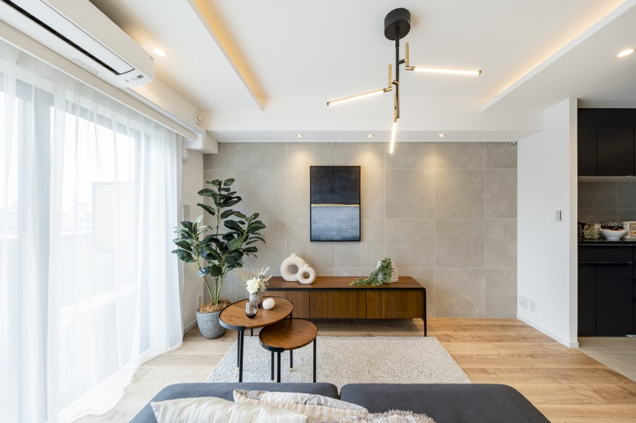 洗練された瀟洒で上質な内装に仕上げました。壁にタイルを取り入れたモダンな住空間は大人の香り漂うエリアにマッチします。