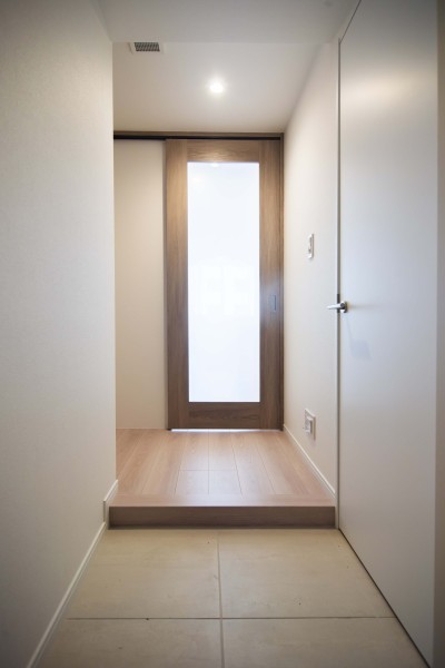 フットライトと人感センサーライトを設置した玄関です。収納力のあるシューズボックスも備え付けましたので玄関もすっきり保てます。