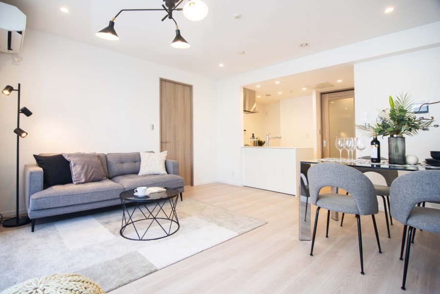 やさしい光と爽やかな風が通り抜ける心地よいリビングです。住まう方の趣味や感性で飾っていただけるように、シンプルな内装で仕上げました。