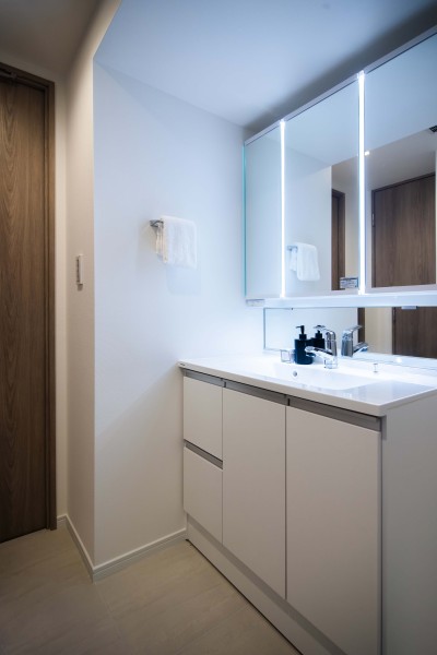 身支度の時間をも快適に彩る、美しく空間に溶け込む洗面化粧台です。