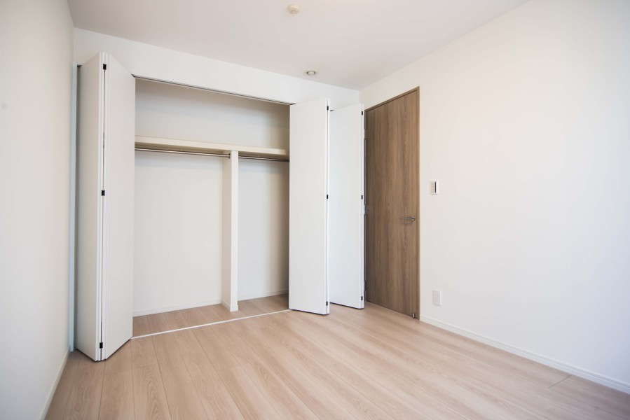 洋室1のクローゼットです。間口が広くたっぷり収納できます。また、ハンガーパイプや枕棚を活用して効率良く収納できそうです。