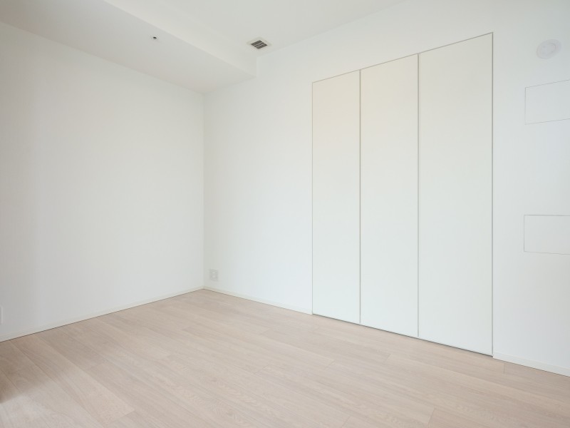 リビングに隣接した洋室3にもクローゼットがございます。テレワークや作業スペースにもぴったりな空間です。