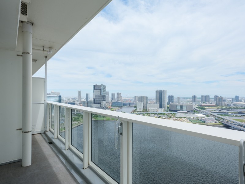 手摺壁が透過性の高いクリアパネルのため、より開放的に感じられるバルコニーです。心地よい風と自然光を感じるリフレッシュ空間です。