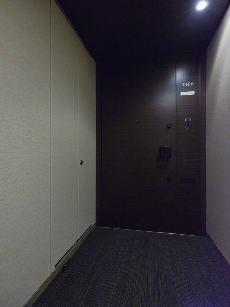 エレベーターを降りてお部屋へと続く廊下は、プライバシーも守られやすい、ホテルライクな内廊下設計です。重厚感ある玄関扉も、格調高い住まいであることを証明しています。