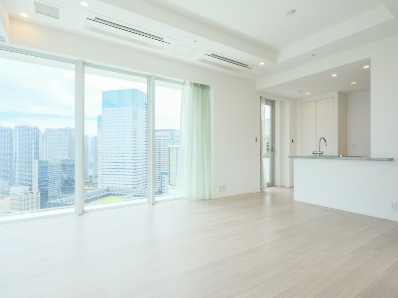 都会の利便性を享受しながら、心穏やかなひと時を大切に過ごせる住まいです。上質で気品溢れるホワイト基調のお部屋は、機能性とデザイン性を兼ね備えた空間です。