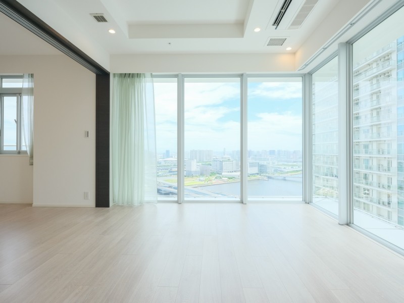 運河を望み、水の潤いと爽快感を感じるリビング。『日常』という大切な時間を豊かに、快適にお過ごしいただける空間です。