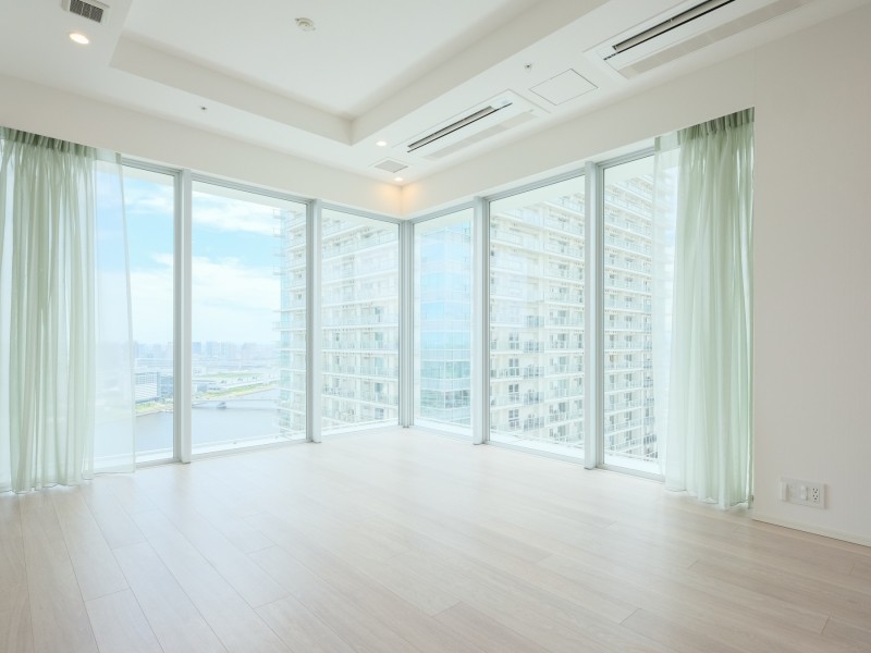 二面採光の大きな窓からは、たっぷりの陽光が降り注ぎます。心地よい光で満たされたLD部分には床暖房を敷設しているので、１年中快適にお過ごし頂けます。