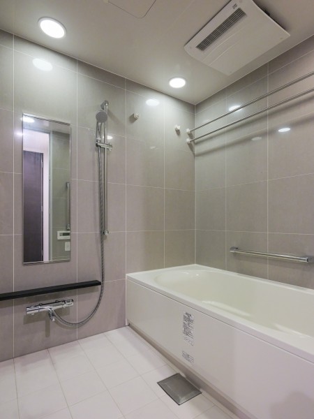 身も心もしっかりと癒すゆったりとしたバスルームです。背丈に合わせて自由な高さ調整が叶うシャワースライドバー、足を伸ばしてくつろげる浴槽など、快適なバスタイムをサポートします。