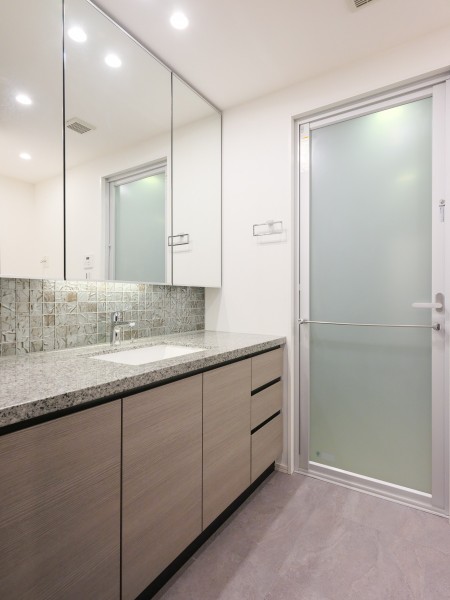 身支度の時間をも快適に彩る、美しく空間に溶け込む洗面化粧台です。三面鏡裏や足元の収納など使いやすさも兼ね備えています。