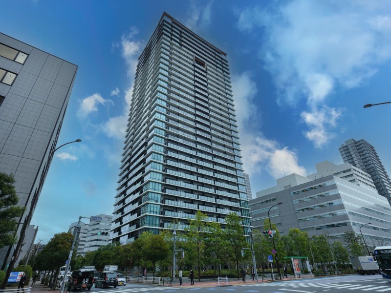 空へと繋がるスマートなシルエットがそびえ建つ、３３階建て免震構造のタワーレジデンス。野村不動産㈱旧分譲、㈱竹中工務店施工の人気のプラウドタワーです。