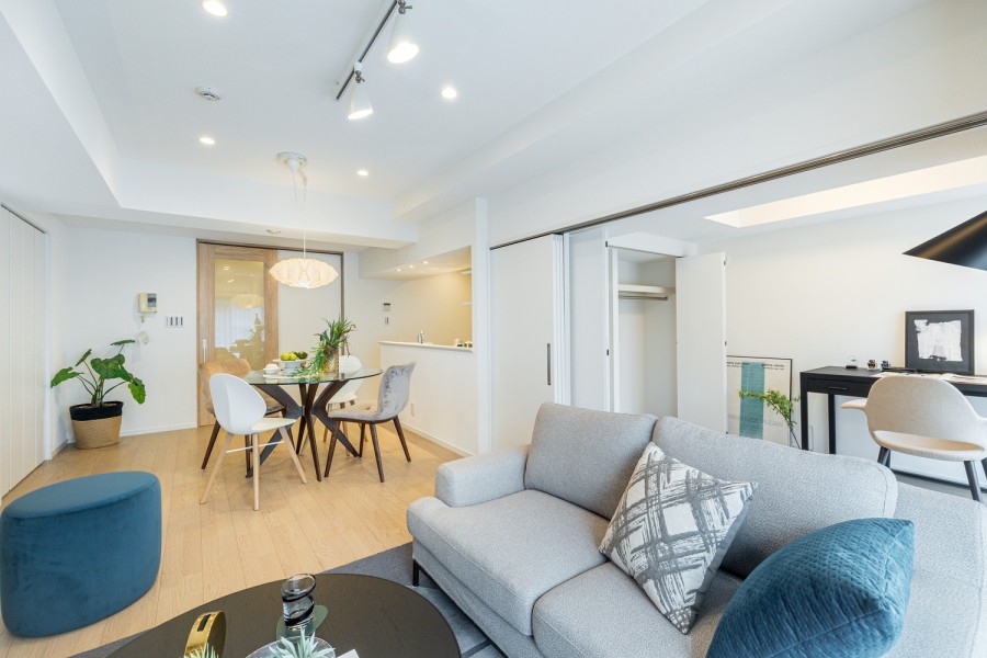 たっぷりの光を取り込み、心安らぐひとときを紡ぐ明るいLDKです。木のぬくもりを感じるフローリング材を採用しています。