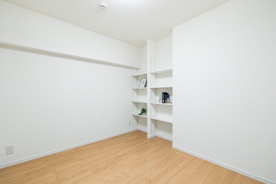 約5.2帖のサービスルーム(納戸)にはオープン収納の棚、ウォークインクローゼットが備わっています。