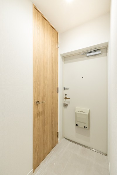 住まいの顔となる玄関は気品溢れるホワイト基調の空間です。右手にあるシューズインクローゼットへ、直接アクセス可能です。