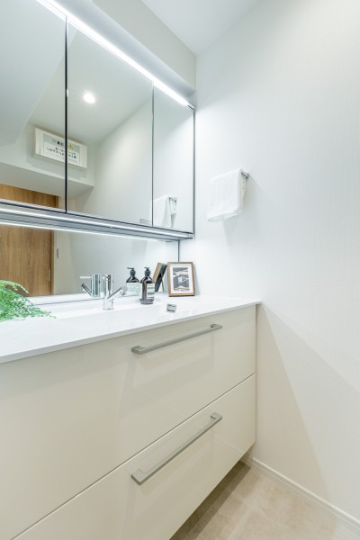 身支度の時間をも快適に彩る、美しく空間に溶け込む洗面化粧台です。カウンターとボウルが一体となっているのでお手入れもしやすいです。