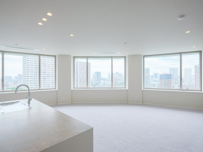 約26.9帖の明るく開放感のあるリビングダイニングキッチンです。住まう方の暮らしやすさと心地よさを追求した空間です。