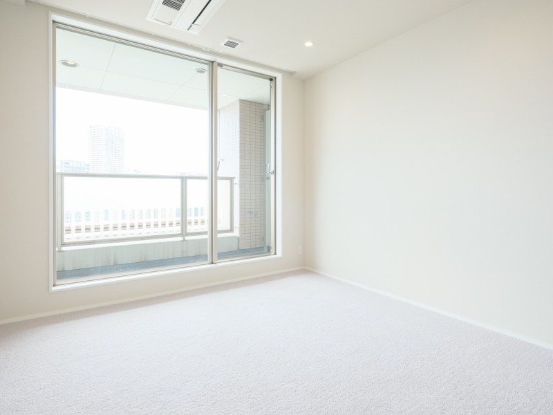 大きな窓からはたっぷりの自然光が差し込む約8.1帖の洋室1です。主寝室にぴったりな、プライべート時間を満喫できるお部屋です。