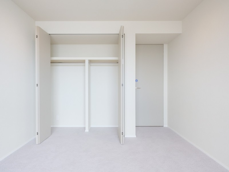 洋室1には間口の広いクローゼットを備えました。たっぷりと収納ができるので、居室部分を広々とお使いいただけます。