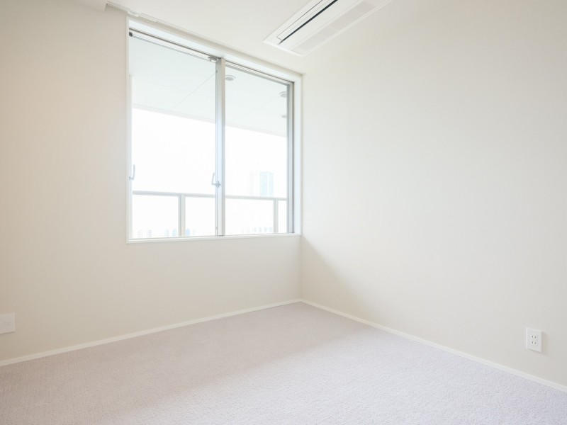 約5.3帖の洋室2にも、南向きの窓から自然光がたっぷり注がれます。こちらのお部屋にも収納豊富なクローゼットがあります。