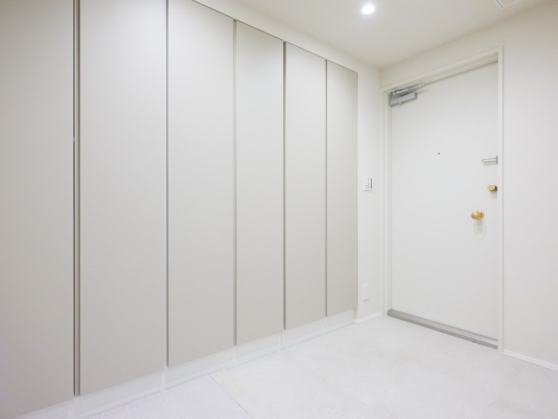 爽やかな白を基調にした玄関です。大きなシューズボックスにはお気に入りの靴をたっぷりと収納できそうです。