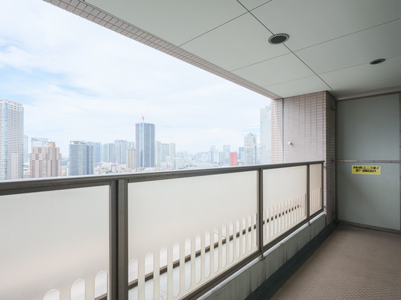 バルコニーからは都心らしい眺望をお楽しみいただけます。変わりゆく空の色を楽しみながら日々をアップデートできそうです。