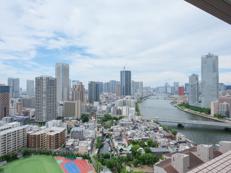 水景と空、都心のビル群を見渡せる、胸のすく開放的な眺望です。のびやかに広がる空が日常となり、至福の時間に包まれる住まいです。