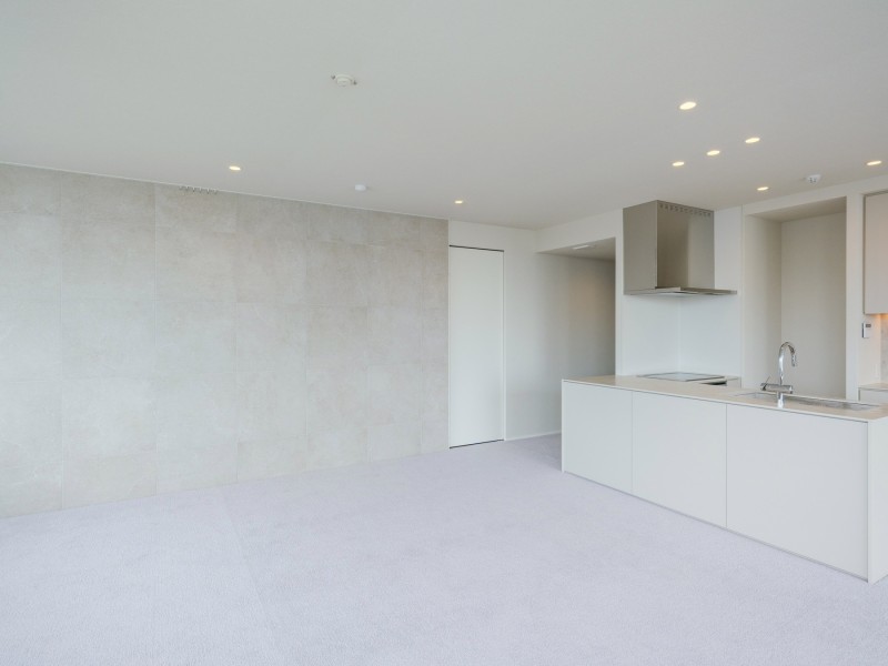 リビングの壁面には空間を優雅に演出するタイルを採用しました。ピクチャーレールも設置したので壁を傷つける心配なくお気に入りのアートやグリーンを飾りインテリアを楽しめます。