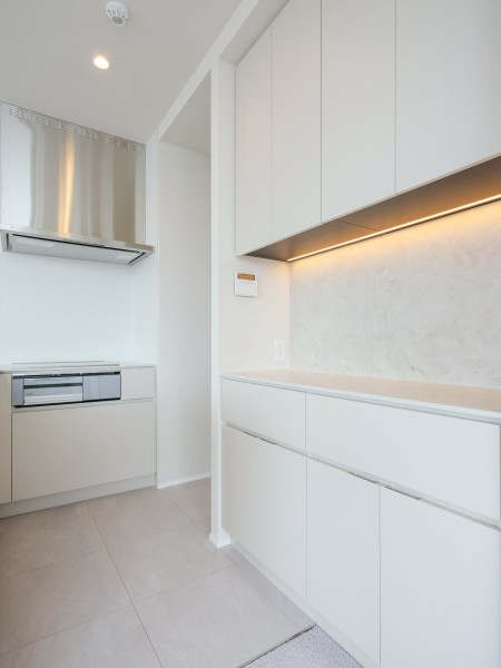 キッチン背面にはカップボードを造作しました。間接照明が照らし、調理家電や食器などをおしゃれにディスプレイできます。食品、調味料なども収納できる便利スペースです。