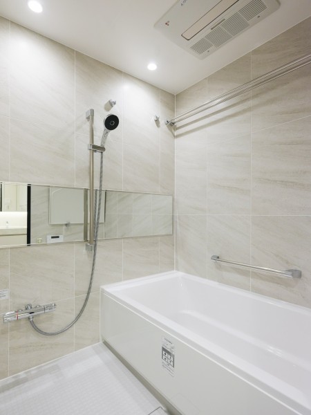 淡い色味のパネルに囲まれ、やすらぎとあたたかみを感じられるバスルームです。1618サイズで、ゆったりとおくつろぎいただけます。