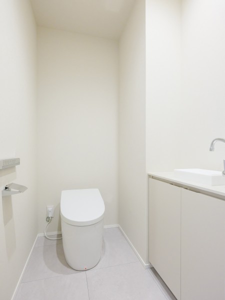 2箇所あるレストルームには洗練された住まいにふさわしいスタイリッシュなタンクレストイレを備え付けました。毎日使う場所だからこそ、清潔感と使いやすさを考慮した空間です。