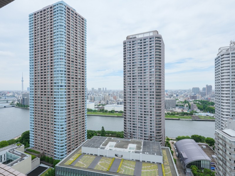 遠くに東京スカイツリーを望める眺望です。のびやかに広がる空が日常になり、至福の時間に包まれる住まいです。