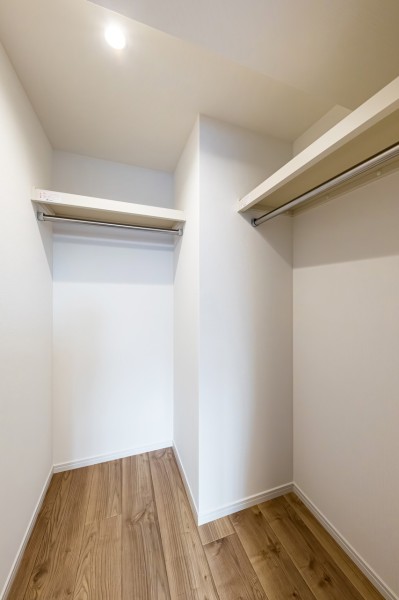 頼もしい収納力を誇るウォークインクローゼットを備え付けました。かさばりやすいアウターやオフシーズンの家電など、たっぷり収納できそうです♪