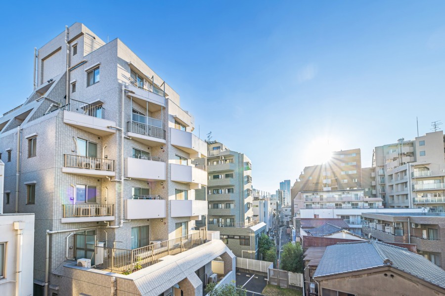 清らかで穏やかな時間が流れ、明日への活力を養うことができる眺望です。のびやかに広がる空が日常になり、至福の時間に包まれる住まいです。