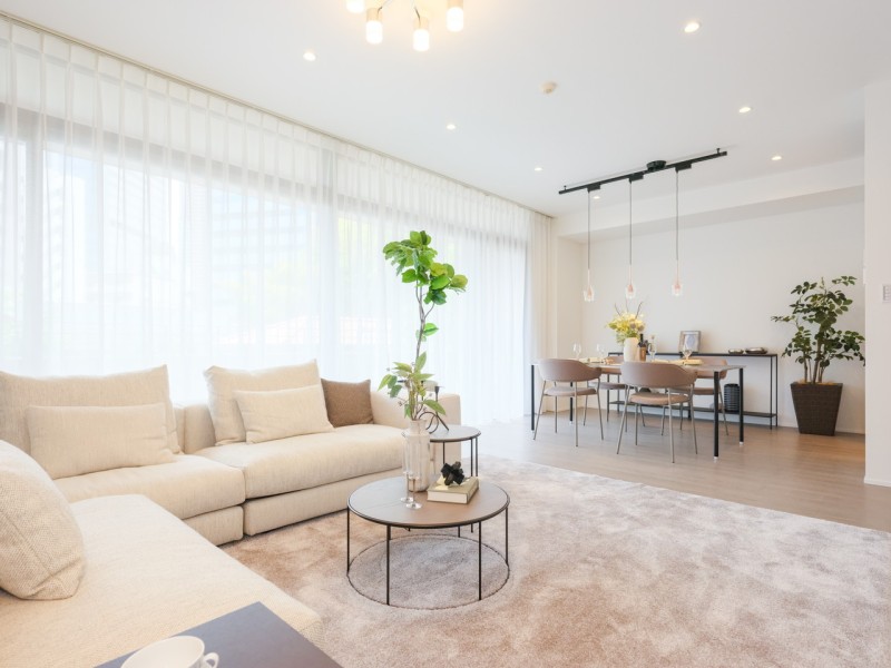 大きな窓からたっぷりの光が差し込む開放的なリビングです。リュクスな暮らしが叶う上質な空気に包まれ、大切な日常を快適にお過ごしいただける空間です。