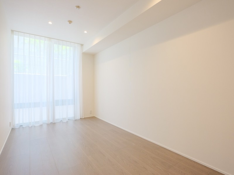 約7.7帖の洋室2です。ウォークインクローゼットを備え付け、居室部分を広々とお使いいただけます。