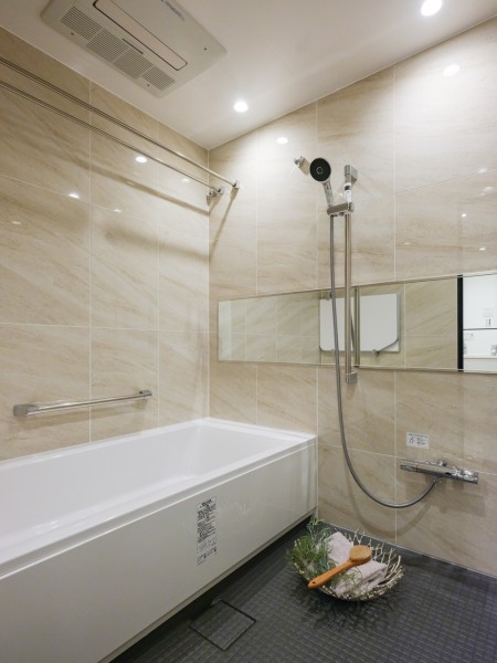 1日の疲れをしっかりと癒してくれるバスルームです。ゆったりとしたバスタブで毎日のお風呂時間を心ゆくまでお楽しみいただけます。