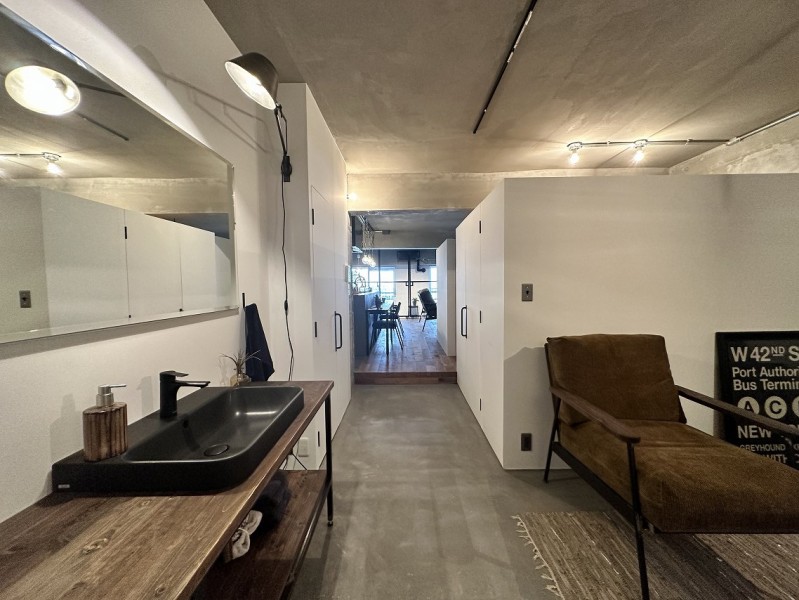 玄関からリビング方向の眺めです。廊下を通常よりも幅広く、部屋の壁も天井まで作らないことでベランダまでの光と風の通りがよくなり開放感を高めています