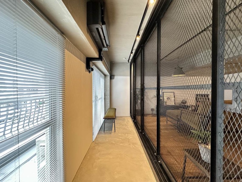 インナーバルコニーです。メッシュのフェンスで仕切られていますので外と内を緩やかにつなぐスペースです。観葉植物を飾ったり、室内干しにも利用可能です。