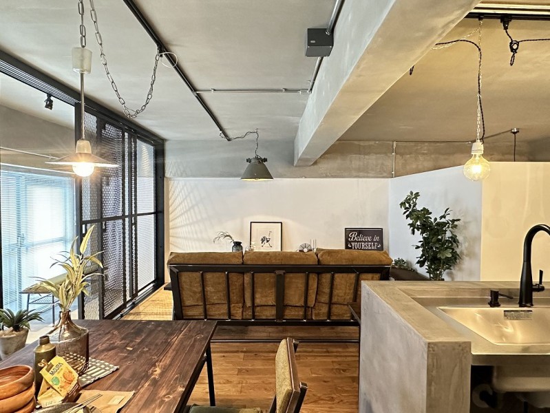 キッチンからリビング方向の眺めです。左側がバルコニー方向でインナーバルコニーが見えます。天井は左官仕上げで綺麗です。