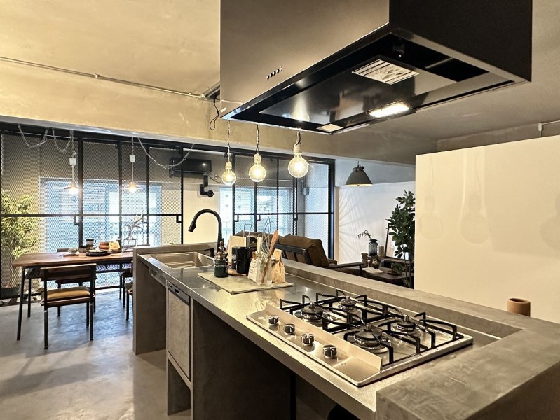 キッチンはステンレス天板のオリジナル造作キッチンです。腰壁はモールテックス仕上げで色合いも調和が取れて美しい表情です。